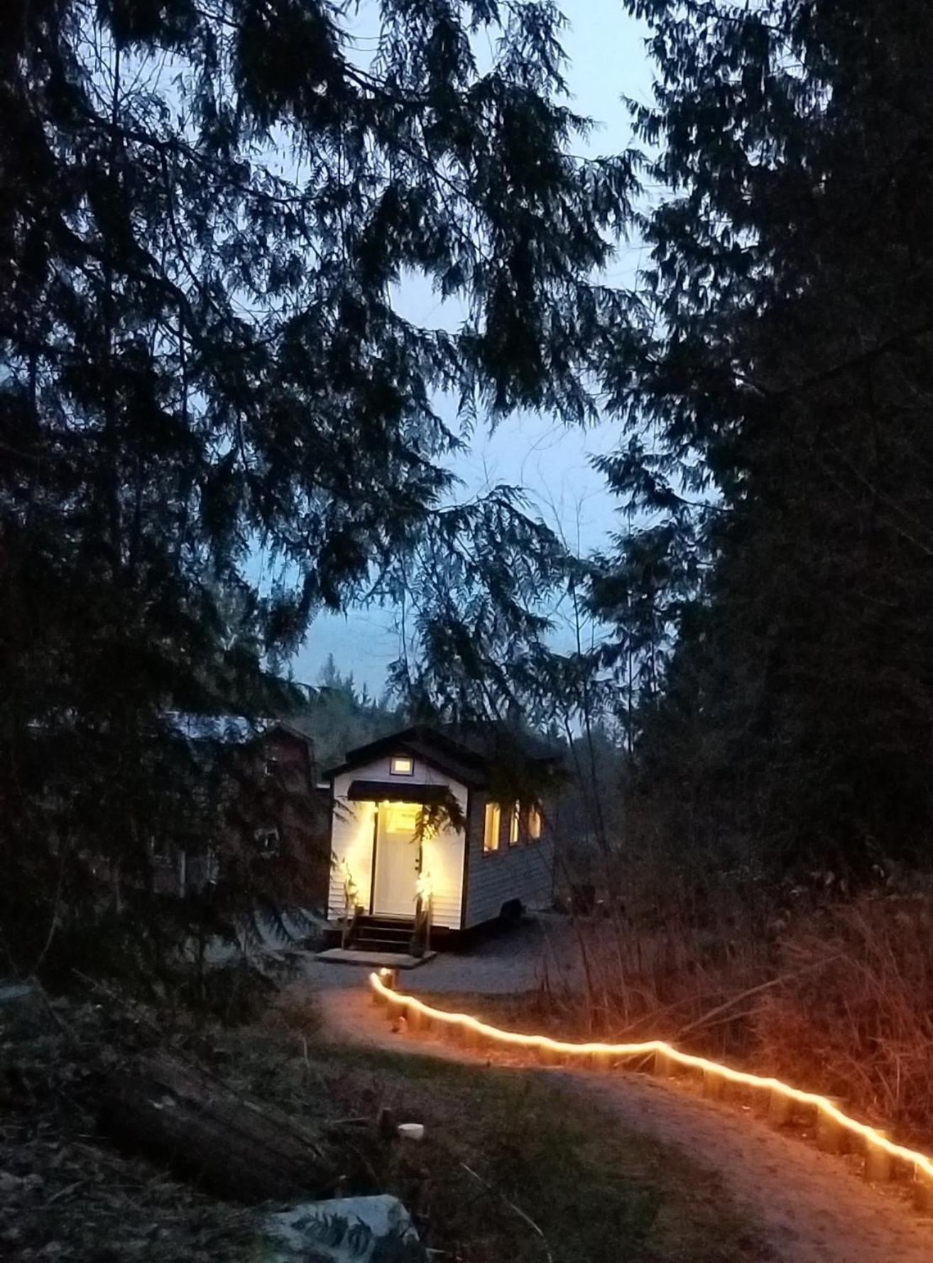 A Tiny Escape Roberts Creek Quarto foto