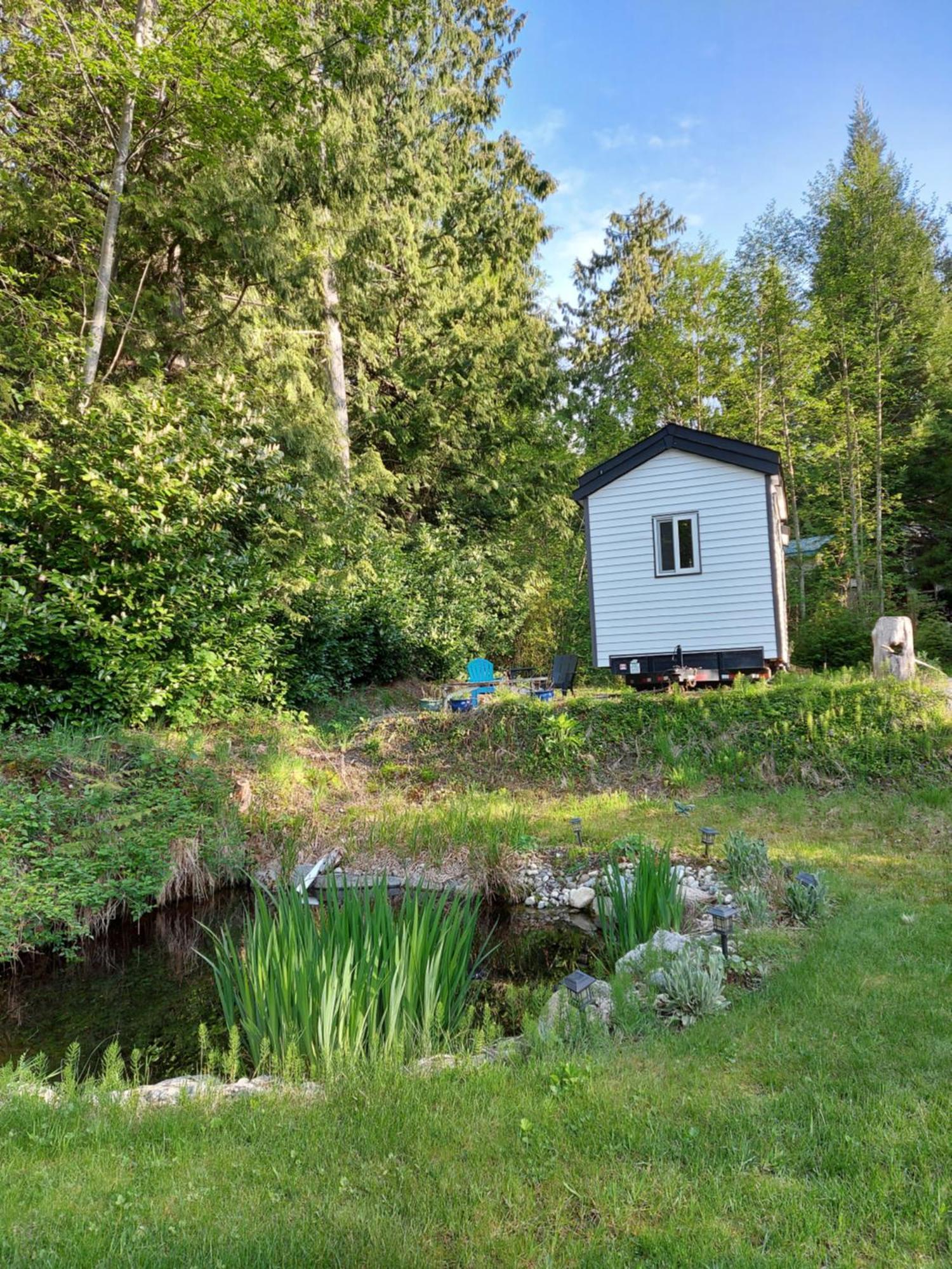 A Tiny Escape Roberts Creek Quarto foto