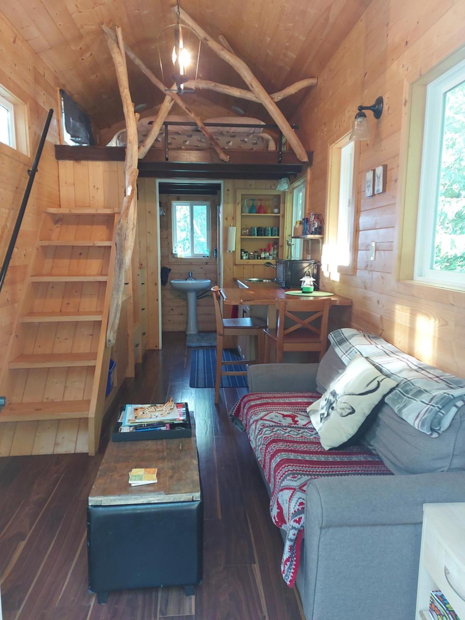 A Tiny Escape Roberts Creek Quarto foto